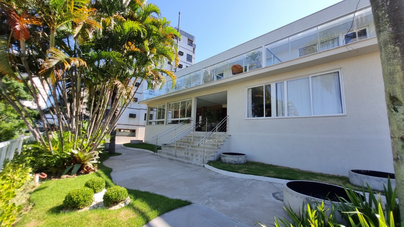 Fachada e jardins do Flat Care