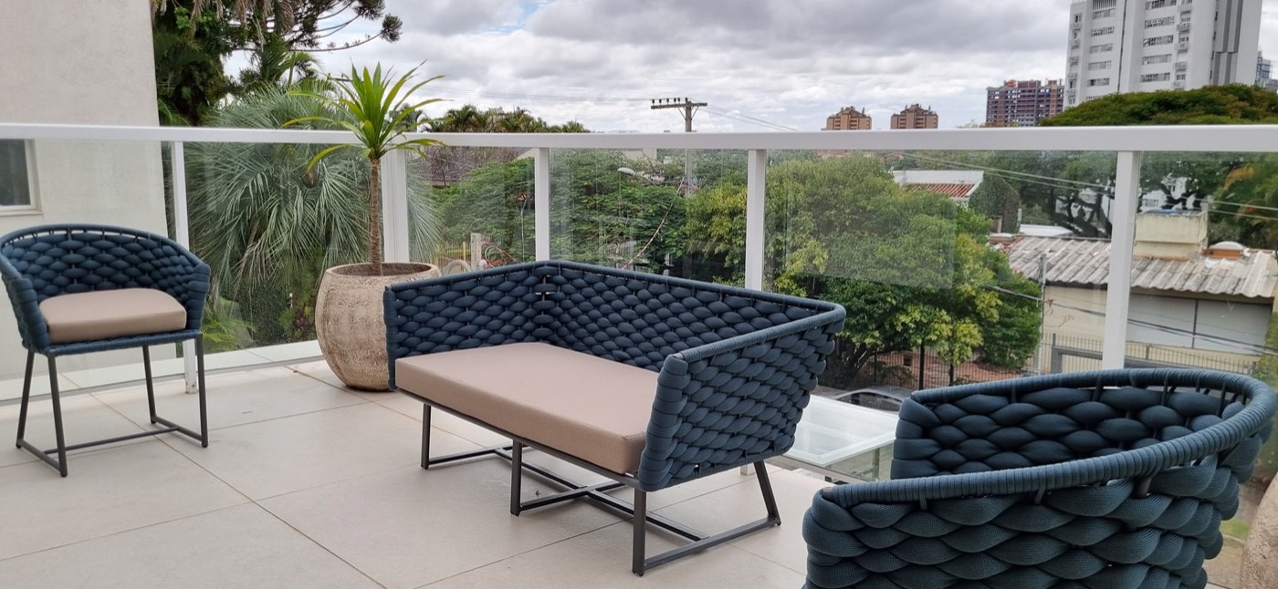 Terraço com área de estar e vista da cidade