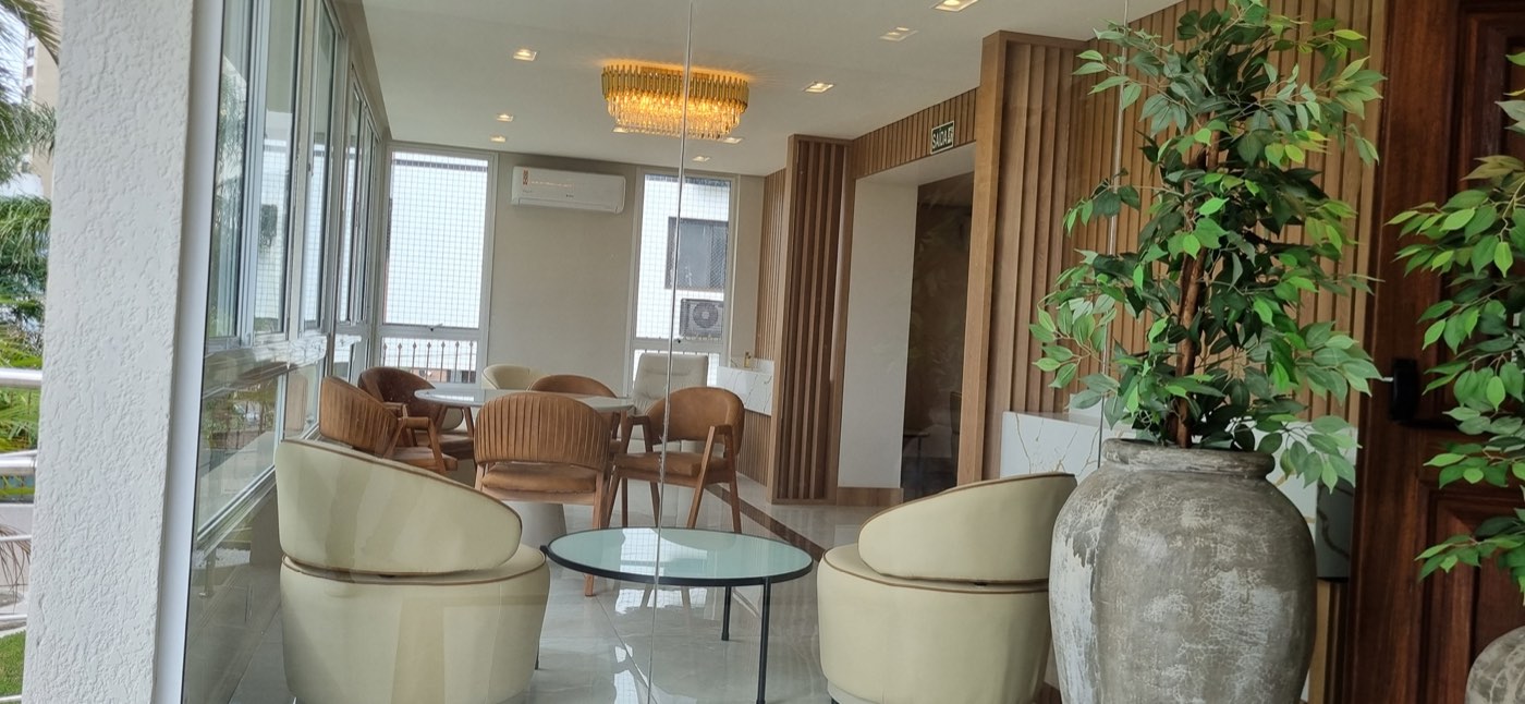 Ambiente de convivência do Flat Care com poltronas e bastante luz natural