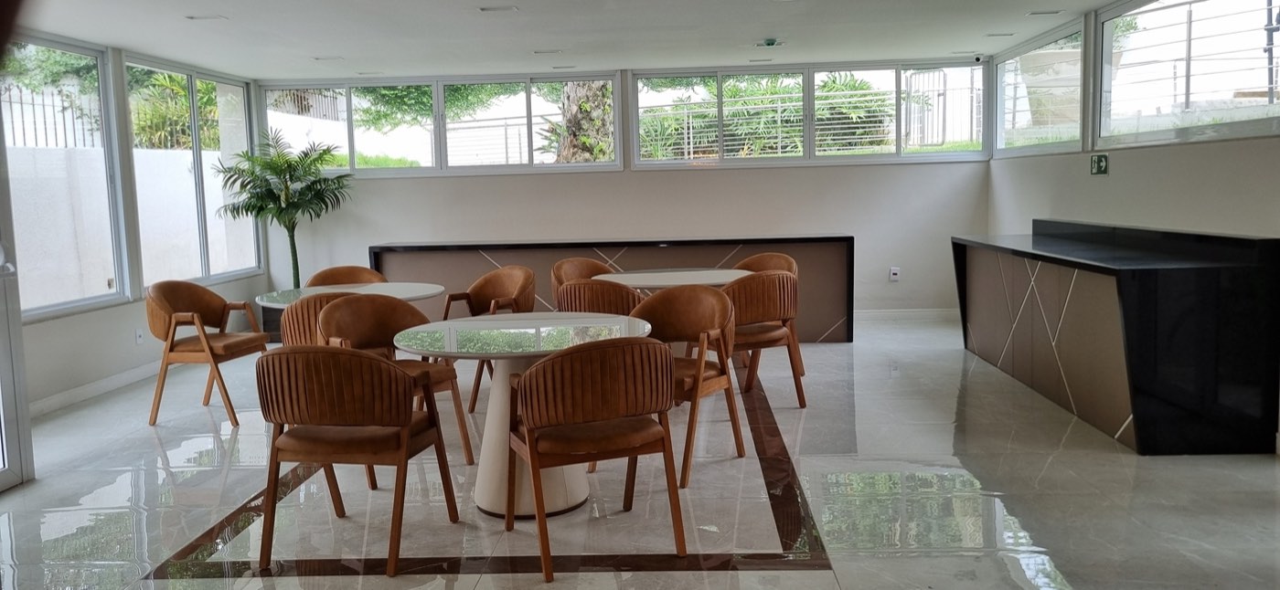 Espaço de refeições com mesas e luz natural