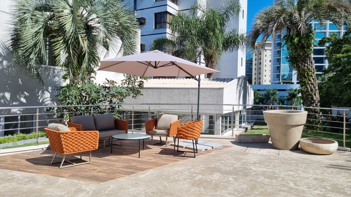 Terraço com área de estar ao ar livre e guarda-sol