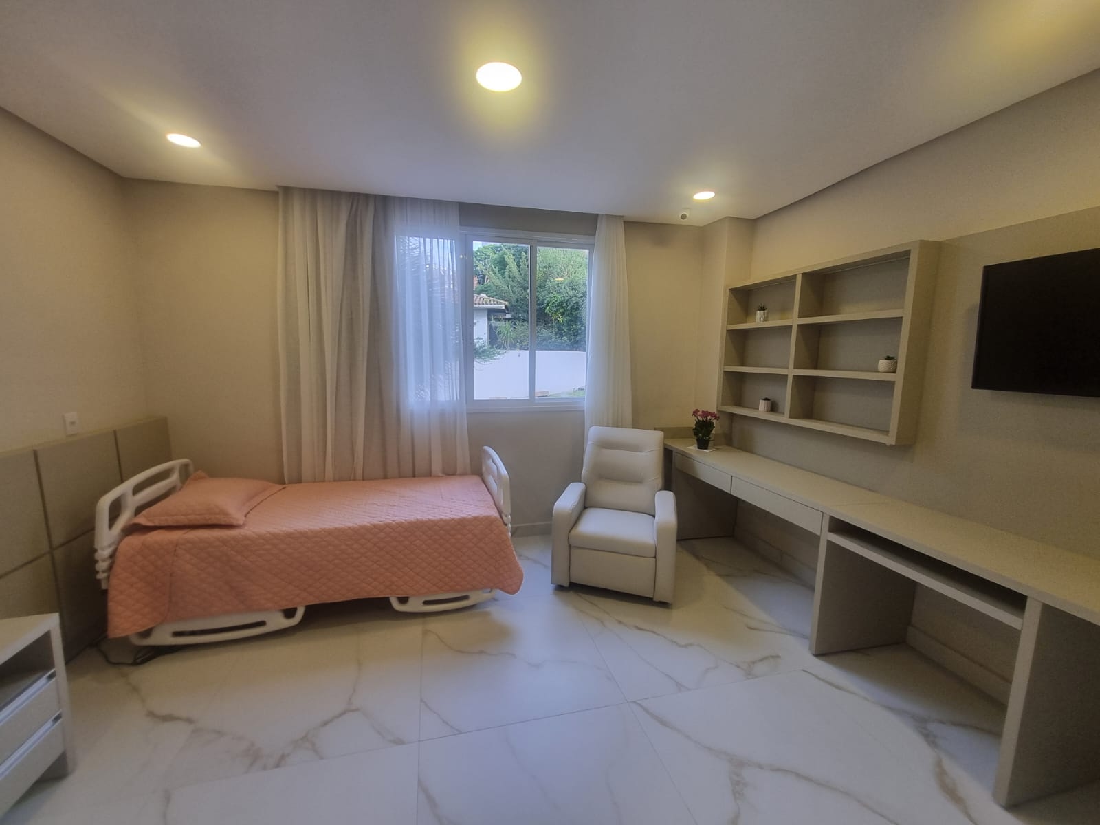 Suíte de recuperação com cama hospitalar no Flat Care