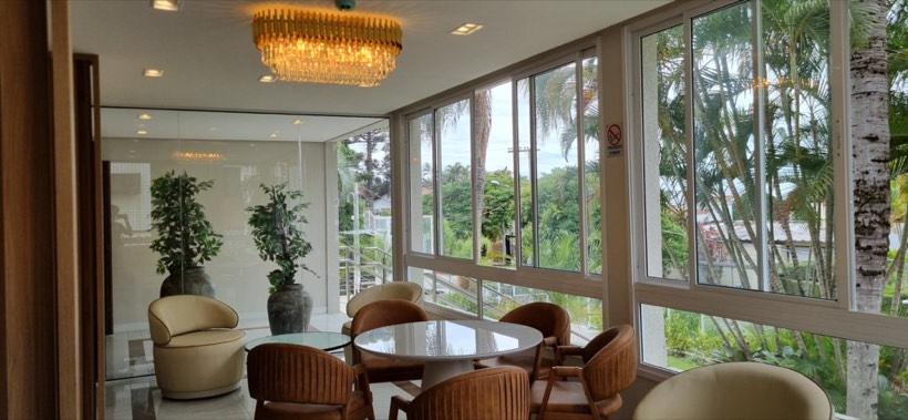 Sala de convívio com vista para o jardim no Flat Care