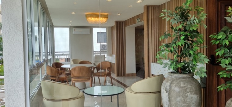 Sala de convívio com lareira no Flat Care
