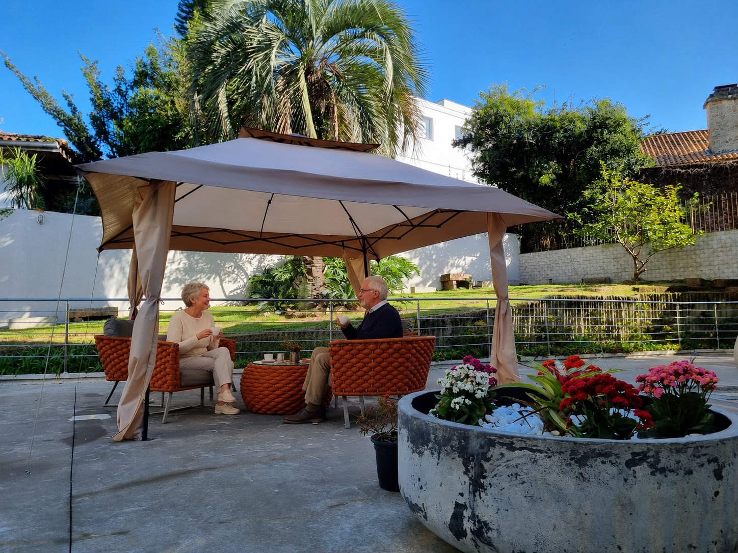 Rooftop com gazebo e jardim no Flat Care